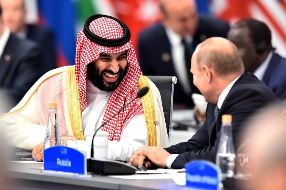 Prins Mohammed Bin Salman en Vladimir Poetin maken het gezellig tijdens een top  van de G20 in 2018. 