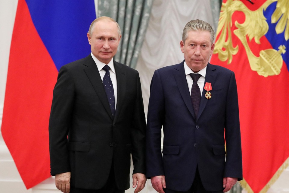 Vladimir Poetin en Ravil Maganov, wiens dood in nevelen is gehuld.  