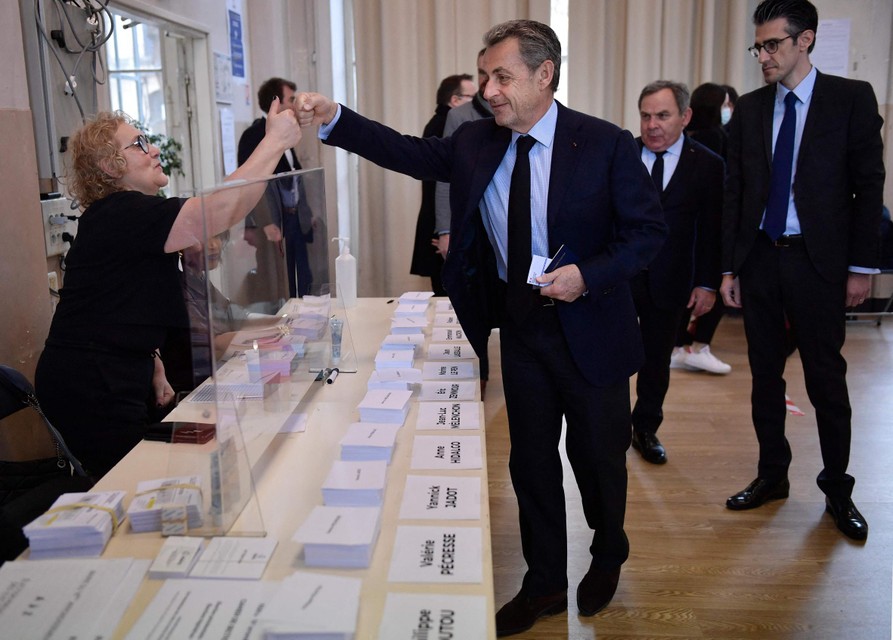 Ook de voormalige president Nicolas Sarkozy ging stemmen.  