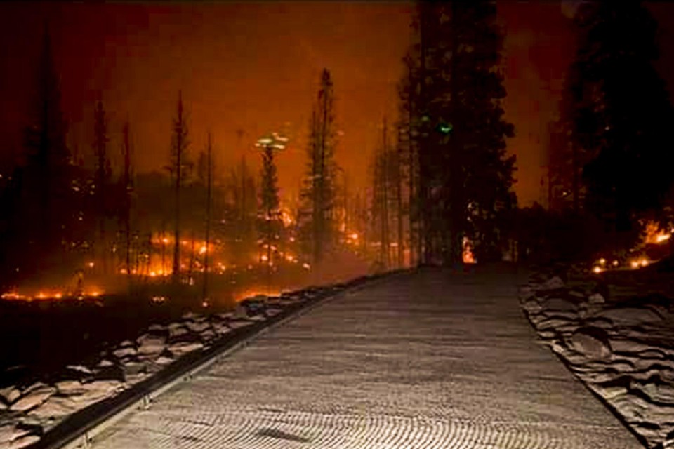 Om aan de bosbranden te ontsnappen, hebben de autoriteiten in de Amerikaanse staat Californië zaterdagavond 200 mensen met helikopters geëvacueerd. 