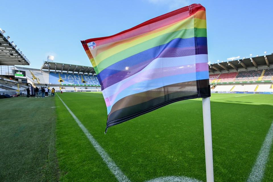 Een regenboogcornervlag voor de wedstrijd tussen Cercle Brugge en AA Gent in mei 2023.
