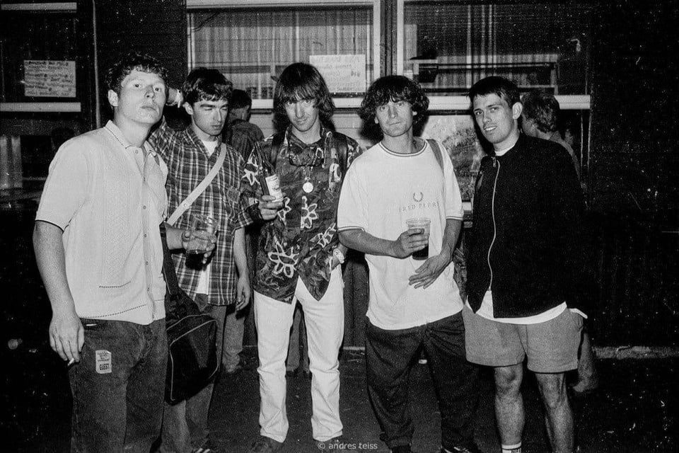 Noel Gallagher (tweede van links) als roadie bij Inspiral Carpets.