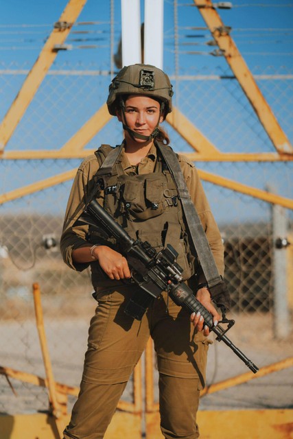 Tess bewaakt een grenspost aan de Westelijke Jordaanoever.
