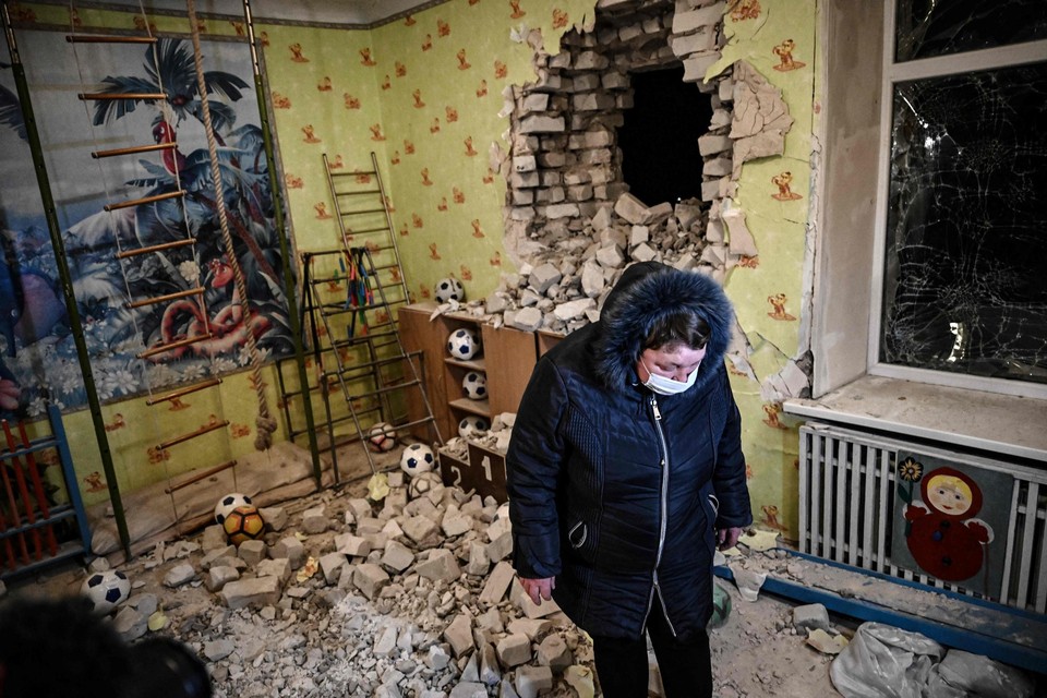 Een kleuterschooltje in de Donbas-regio van Oekraïne werd donderdag getroffen door een granaat vanuit de opstandige pro-Russische zone. “Deze operatie was een valselijke provocatie om een voorwendsel te hebben voor een Russisch militair optreden”, zei de Britse premier Johnson. 