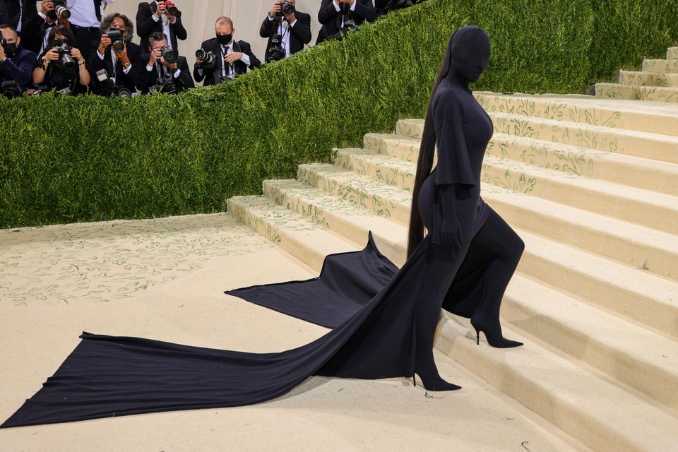 Socialite Kim Kardashian ging voor een bedekte look. Volgens verschillende media zou haar ex-man rapper Kanye West deze outfit voorgesteld hebben. 