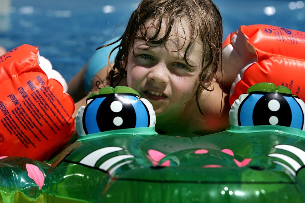 Bestrating Gedwongen tong Opblaasbare zwemspullen voor kinderen zijn levensgevaarlijk | Het Belang  van Limburg Mobile