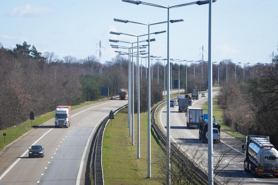 Ook de middenberm op de E314 tussen Genk-Oost en Heusden-Zolder krijgt 55 nieuwe palen met ledverlichting. 
