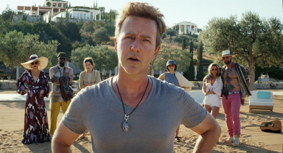 Edward Norton als Elon Musk-achtige tycoon die zijn vrienden van weleer én detective Benoit Blanc uitnodigt op een Grieks eiland in ‘Glass Onion’. 