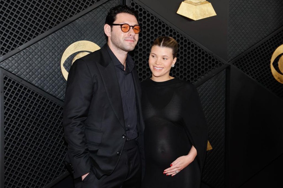 Sofia Richie en haar man Elliot Grainge op de rode loper van de Grammy’s.