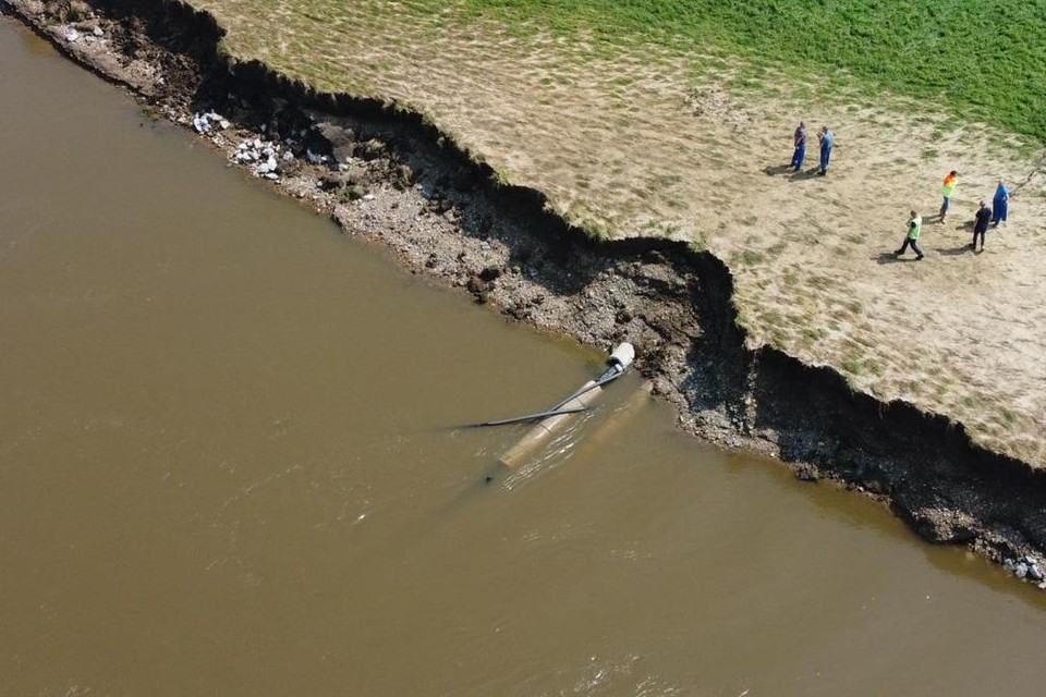 Door de overstromingen is een stuk van de berm van de Maas aan de Nederlandse kant afgebroken, waardoor de pijpleiding in het water hangt. Door een lek komt er nafta in het water terecht. 