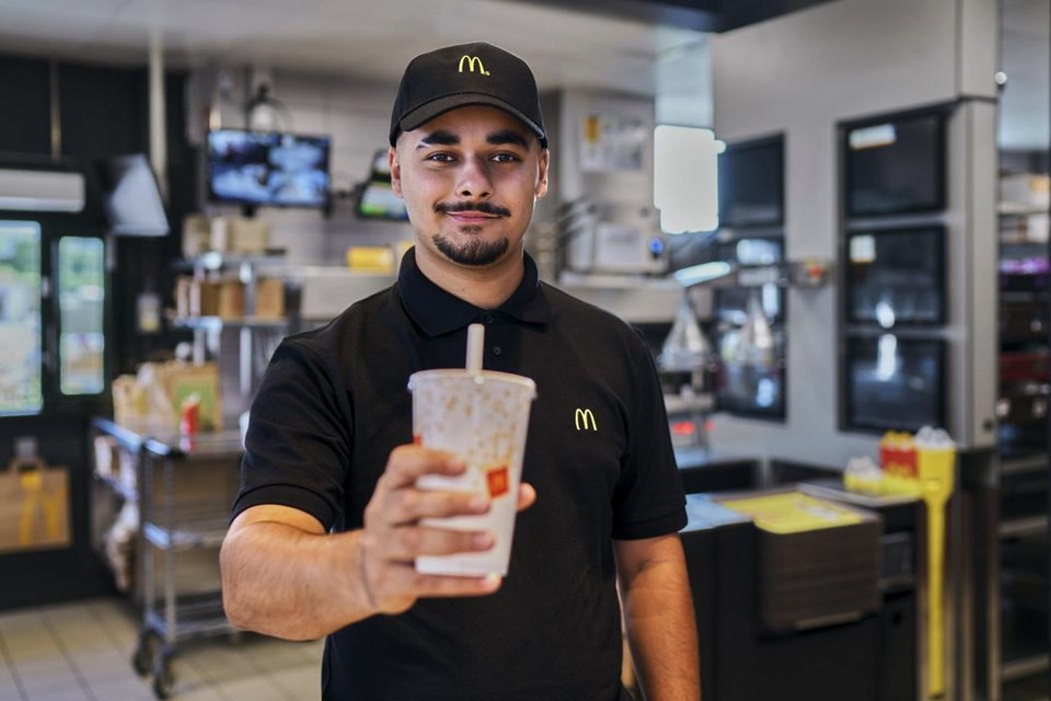 Barik Yüksel uit Houthalen-Helchteren is één van de twee Limburgers die zich laten afficheren voor een wervingscampagne van McDonald’s. 