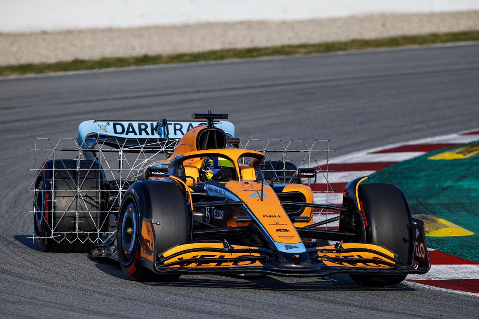 Lando Norris vergaart data in de McLaren. 