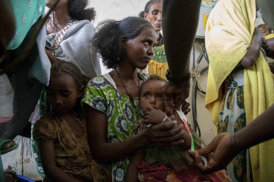 Een kind in Tigray wordt onderzocht om te zien of het ondervoed is. In de regio heerst er een hongersnood waarvan de VN zegt dat die veroorzaakt wordt door een overheidsblokkade.. 