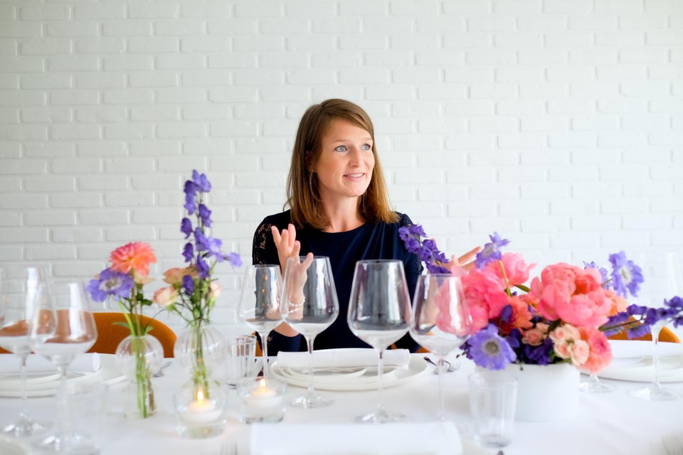 Meer etiquettetips vind je op de Instagrampagina van Gracious Manners of in het boek ‘De kunst van etiquette – Waarom een ananas op tafel hoort’ van Isabelle Coppens.