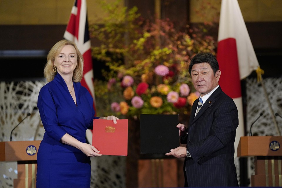 Britse secretarisch Liz Truss en de Japanese minister van Buitenlandse zaken Toshimitsu Motegi  