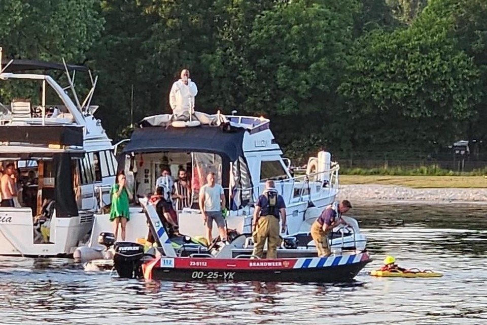 Het lichaam van een verdronken zwemmer (41) wordt uit het recreatiegebied in Roermond gehaald.