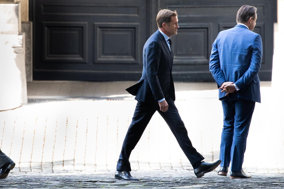 Foto van de eerste ontmoeting tussen de koning en De Wever en Magnette. 