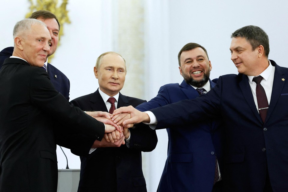 Poetin en de door Moskou aangeduide leiders van de bezette gebieden in Oekraïne. 
