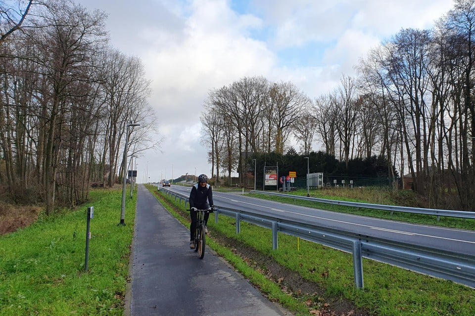 Veilige en vrijliggende fietspaden langs de N73: de missing link tussen Bree en Peer is na jaren eindelijk gerealiseerd.