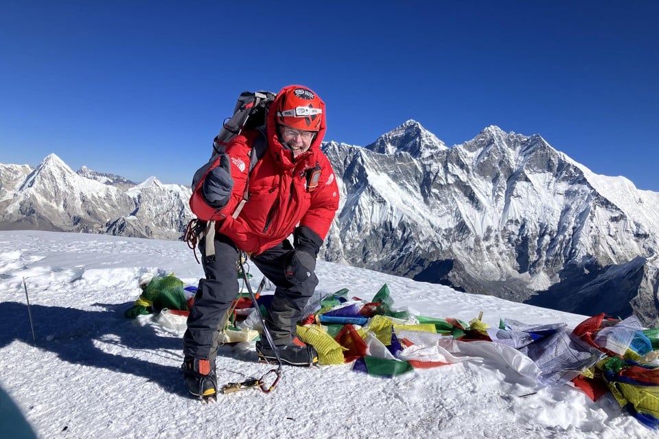 Paul Hegge op de Ama Dablam, met prachtig zicht op de Mount Everest.
