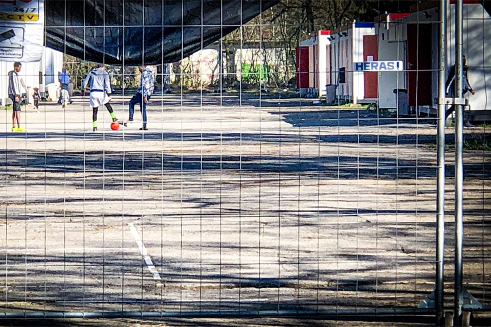 De burgemeester van Koksijde heeft maandag beslist dat de asielzoekers in het opvangcentrum van zijn gemeente niet meer buiten mogen komen, in Leopoldsburg en Houthalen-Helchteren willen ze gelijkaardige regels. 