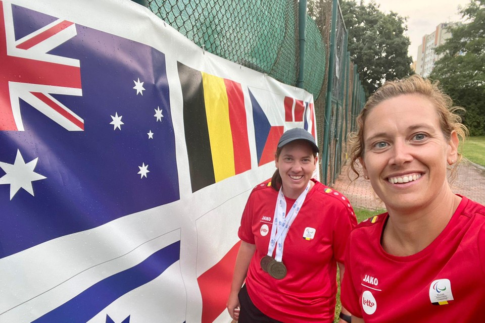 Hanne Lavreysen met medailles en begeleidster Kris Vanden Boer. “Tennis heeft haar  - ondanks haar beperking - al op heel veel plaatsen in de wereld gebracht..” 