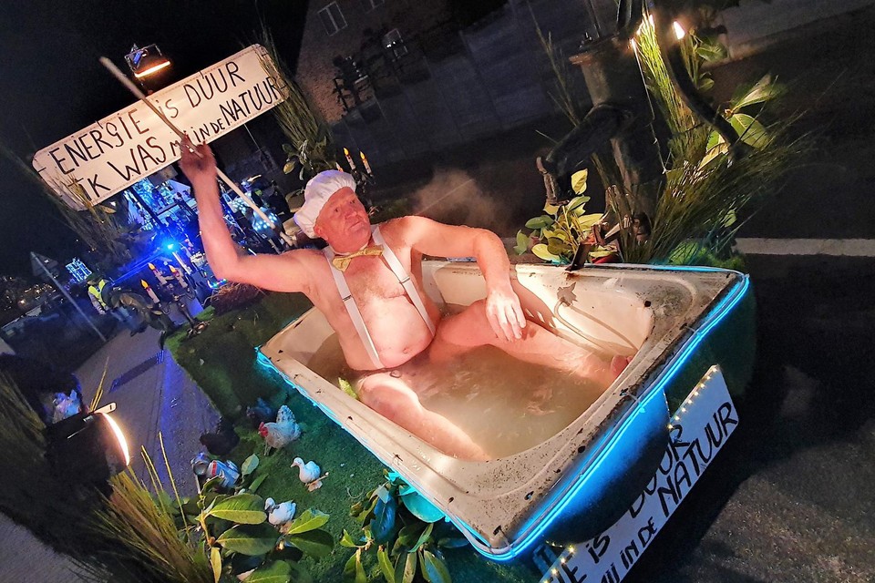 Een grote pot vaseline en een verwarmde badkuip waren voldoende om ruim 2 uur de carnavalssfeer op scherp te zetten.