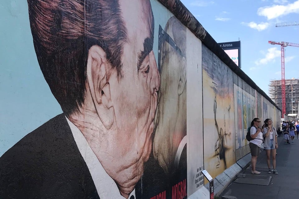 De highlights van megastad Berlijn liggen ver uit elkaar. Op de foto de East Side Gallery, een stuk van de Muur die door kunstenaars werd beschilderd. 
