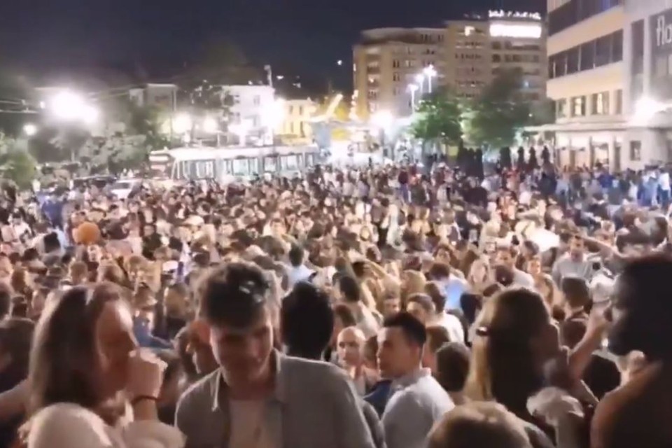 Het feestje op het Flageyplein in Brussel zaterdagavond, met honderden opeengepakte jongeren. 