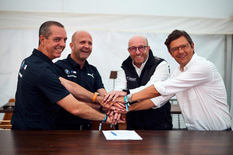 Vincent Vosse viert zijn handtekening onder een contract met BMW. 