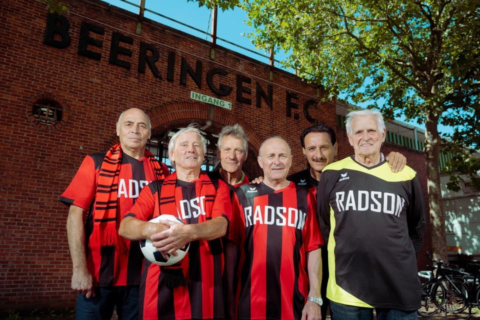 Spelers uit de ploeg van Beringen FC van vijftig jaar geleden: Mathieu Vanhove, Gilbert Vanoirbeek, Marcel Put, Ferdinand Geypen, Paolo Russo en Hans Kuhlmann.