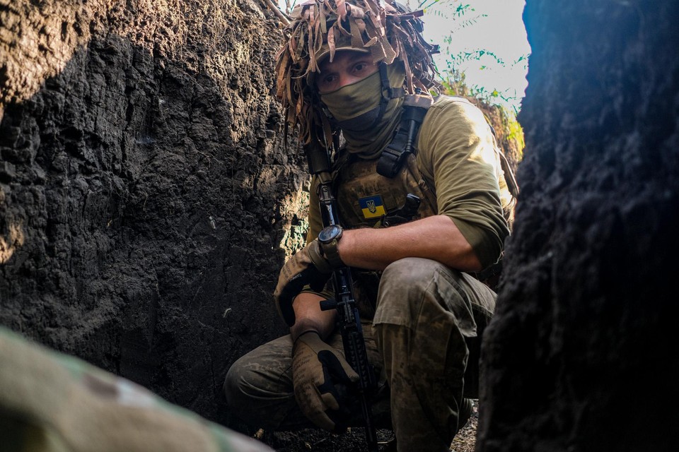 Soldaat Oleksey (39) bukt zich in de loopgraven. De Russen bestoken vanop amper enkele honderden meters de Oekraïense linies.