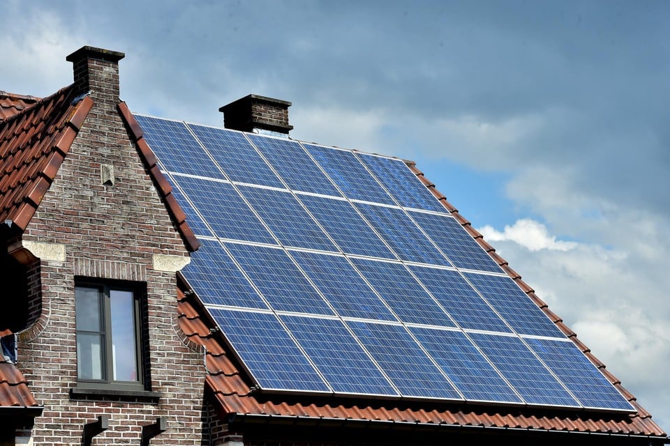 Er zou nog 92 procent meer energie opgewekt kunnen worden als we alle daken in Vlaanderen vol zonnepanelen leggen, claimt Groen. 