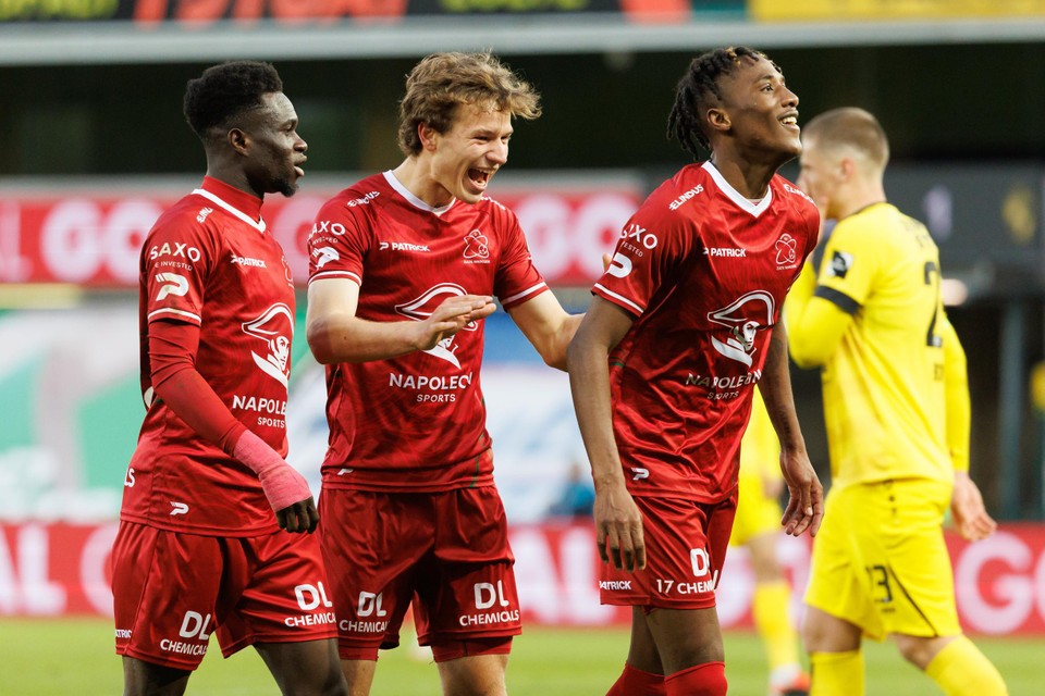 Zulte Waregem won op de slotspeeldag met 4-1 van Lierse en mag zich nu opmaken voor promotieplay-offs.