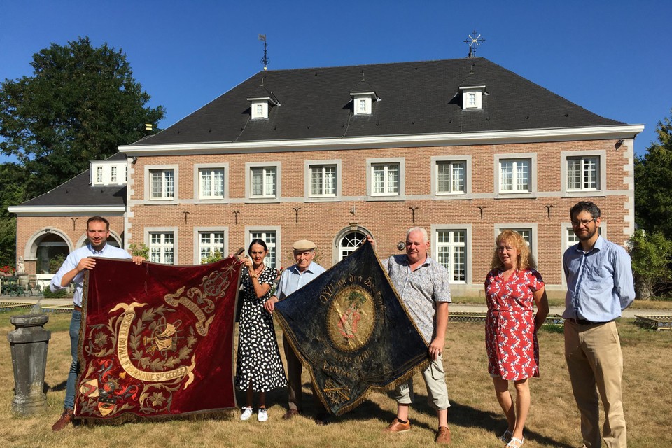 Wim Vangeel, Josiane Steenaerts, René en Stefan Vanoppré, Micheline Drion en Siger Zeischka voor kasteel Het Hamel met de fluwelen vlaggen met gouddraad die naar het woon-zorgcentrum verhuizen. 