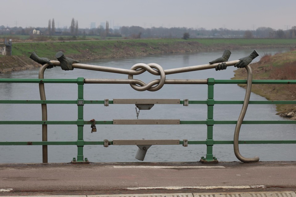 De knoop en de trekkende handen tussen Nederland en België, als symbool van de Pater Sangersbrug.