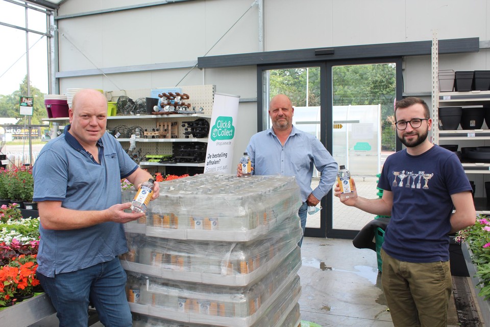 De eerste flesjes werden deze week uitgedeeld aan voorzitter Thijs Witters van de jeugdraad (rechts) door Dirk Vliegen (links) en Kris Konings (midden), kleinzoon van de oprichter van het drankenbedrijf 