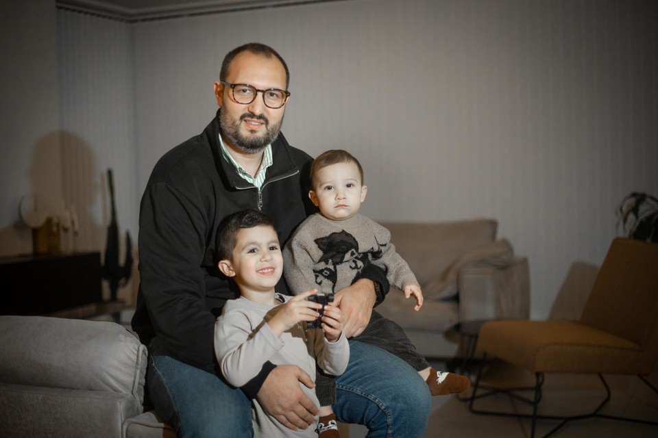 Cihan Bardacki poseert met zoontjes Uraz en Arin. 