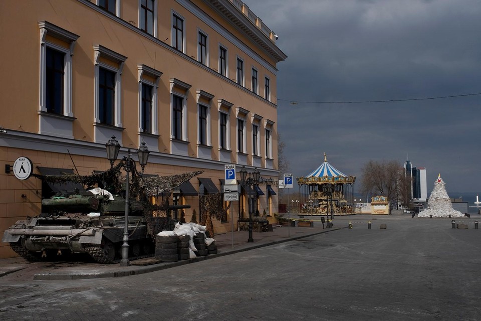 In Odessa staat een tank gericht op de kermis. Een standbeeld van de hertog van Richelieu, de stichter van de stad, is zorgvuldig ingepakt door de gevluchte bewoners. Het is er doods. 