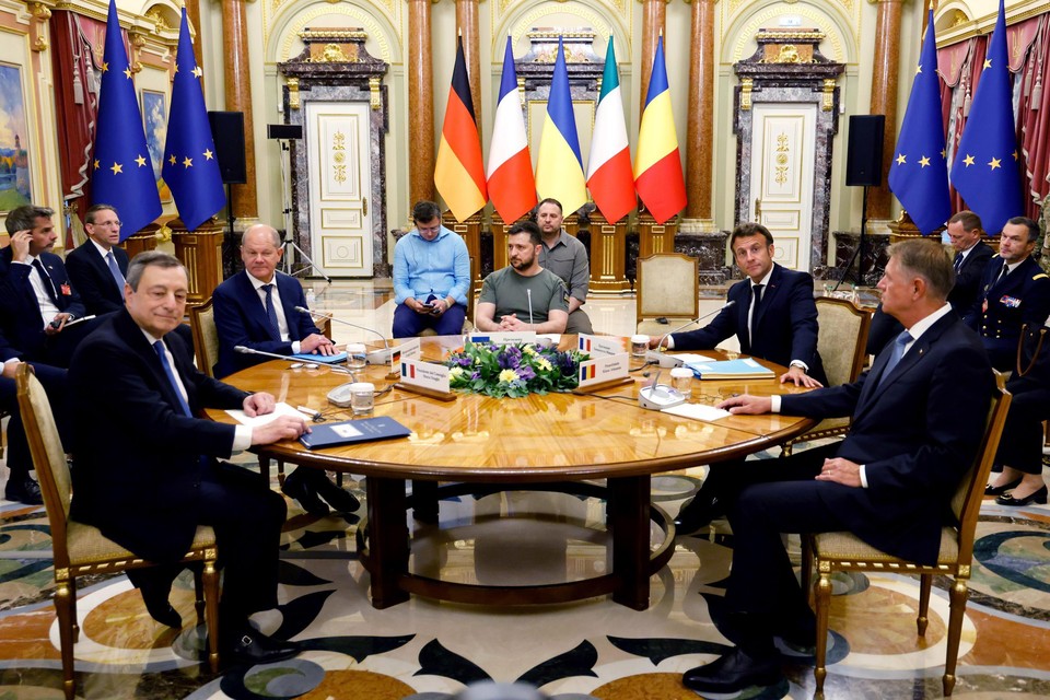 De Italiaanse eerste minister Mario Draghi (links), de Duitse kanselier Olaf Scholz, de Oekraïense president Volodymyr Zelenskyy (midden), de Franse president Emmanuel Macron en de Roemeensepresident Klaus Iohannis (rechts) gisteren in het Mariinsky Palace in Kiev. 