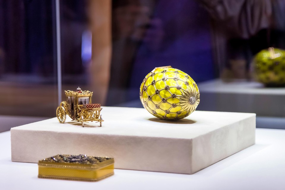 Een Fabergé-ei dat tentoongesteld wordt in Rusland.  