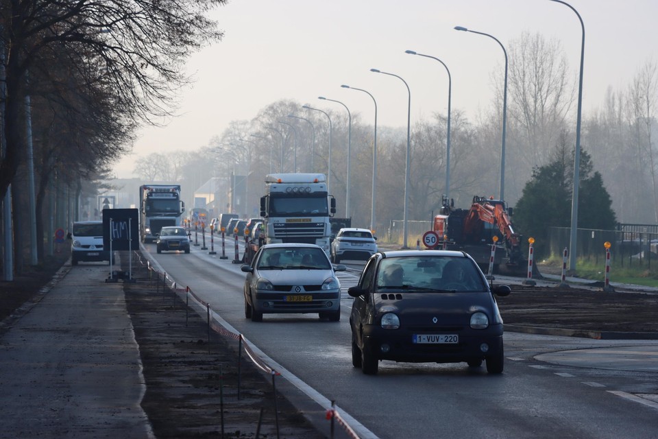 Op de Rijksweg tussen Dilsen en Rotem zijn de wegenwerken bijna ten einde. 
