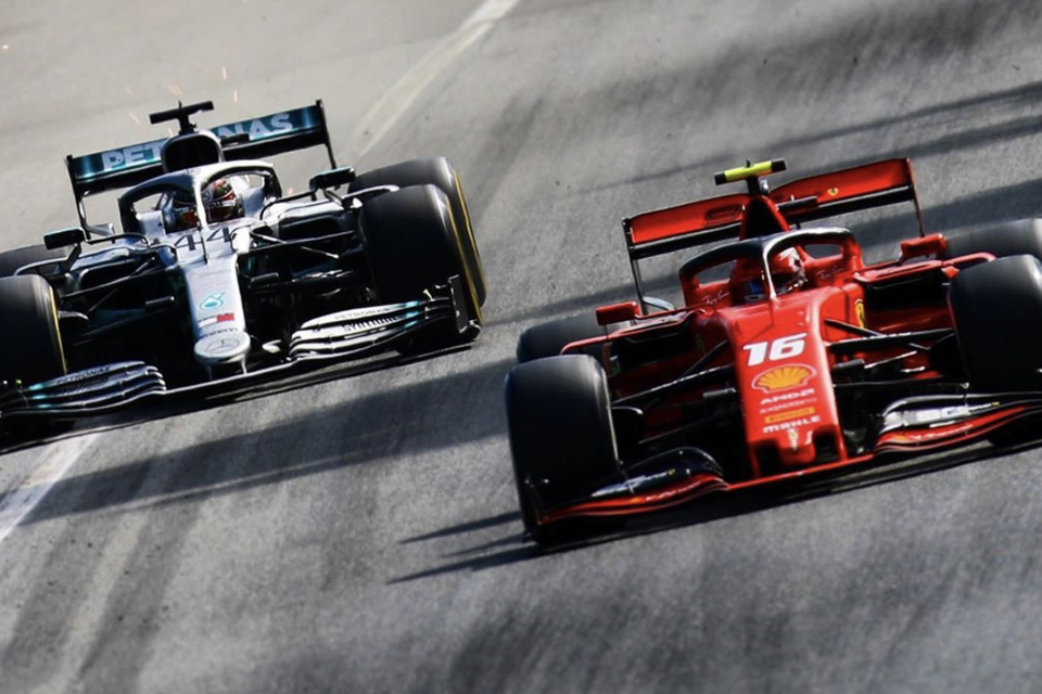 F1-bolides van Mercedes en Ferrari