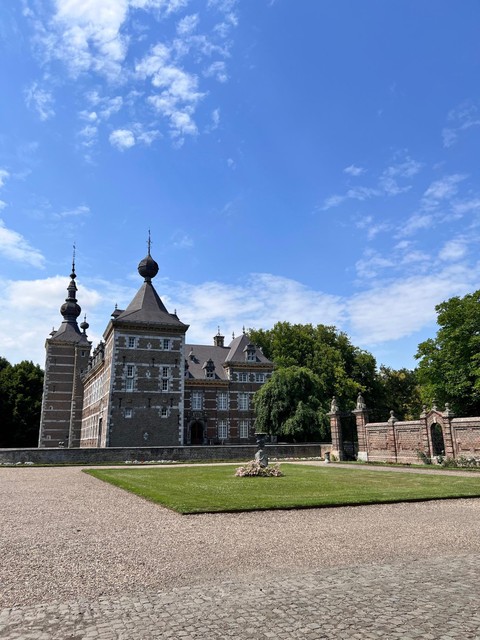 Het imposante kasteel is eigendom van de familie van de Belgische graaf Marcel de Liedekerke 