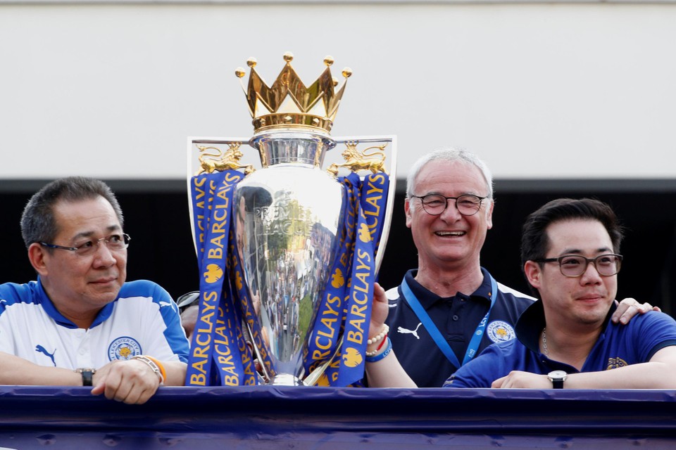 Met de inbreng van Vichai, uiterst links, werd Leicester in 2016 Engels landskampioen.