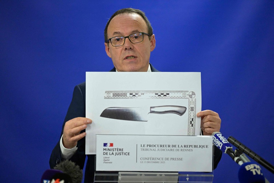 Openbaar aanklager Philippe Astruc toont een afbeelding van het gebruikte mes.