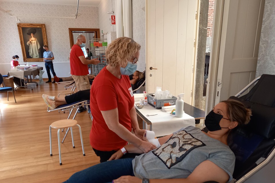Donderdagnamiddag kwamen 100 mensen bloed geven in de landcommanderij van Alden Biesen in Bilzen. 