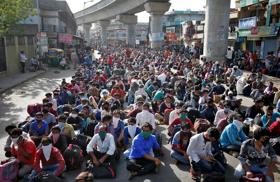 Duizenden dagloners in Ahmedabad wachten tot ze de trein naar huis op het platteland kunnen nemen. 