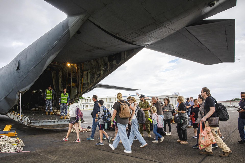 Toeristen stappen in een vliegtuig van de Australische luchtmacht om gerepatrieerd te worden uit Nieuw-Caledonië.