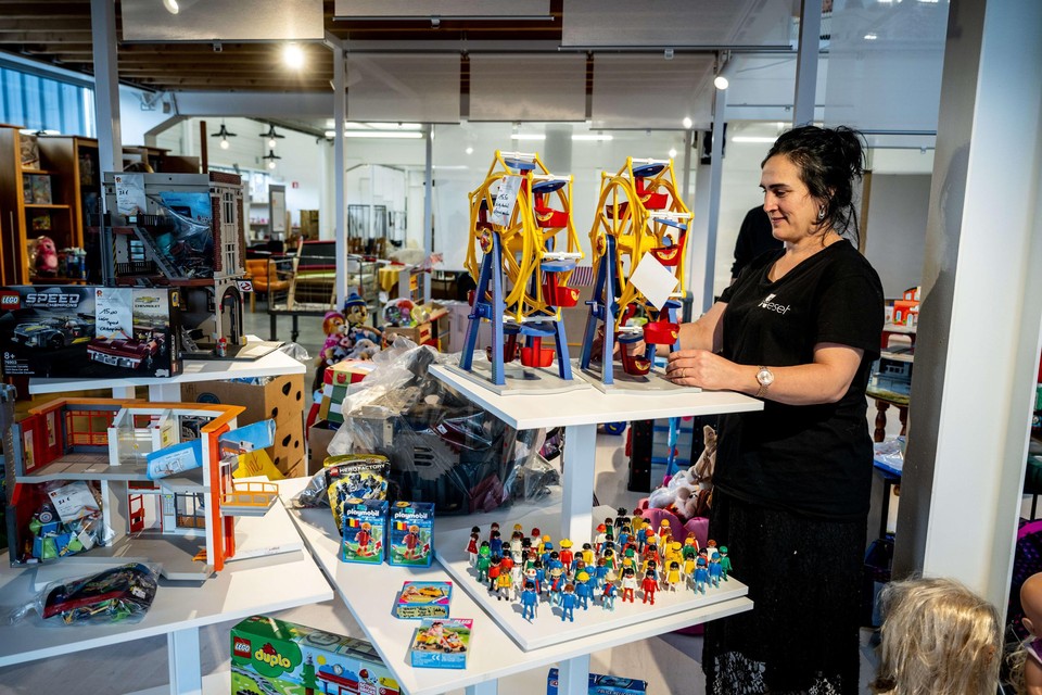 Een mooi aanbod tweedehands speelgoed staat klaar voor de jaarlijkse sinterklaasactie bij kringloopwinkel Reset Genk die start op 5 november. 
